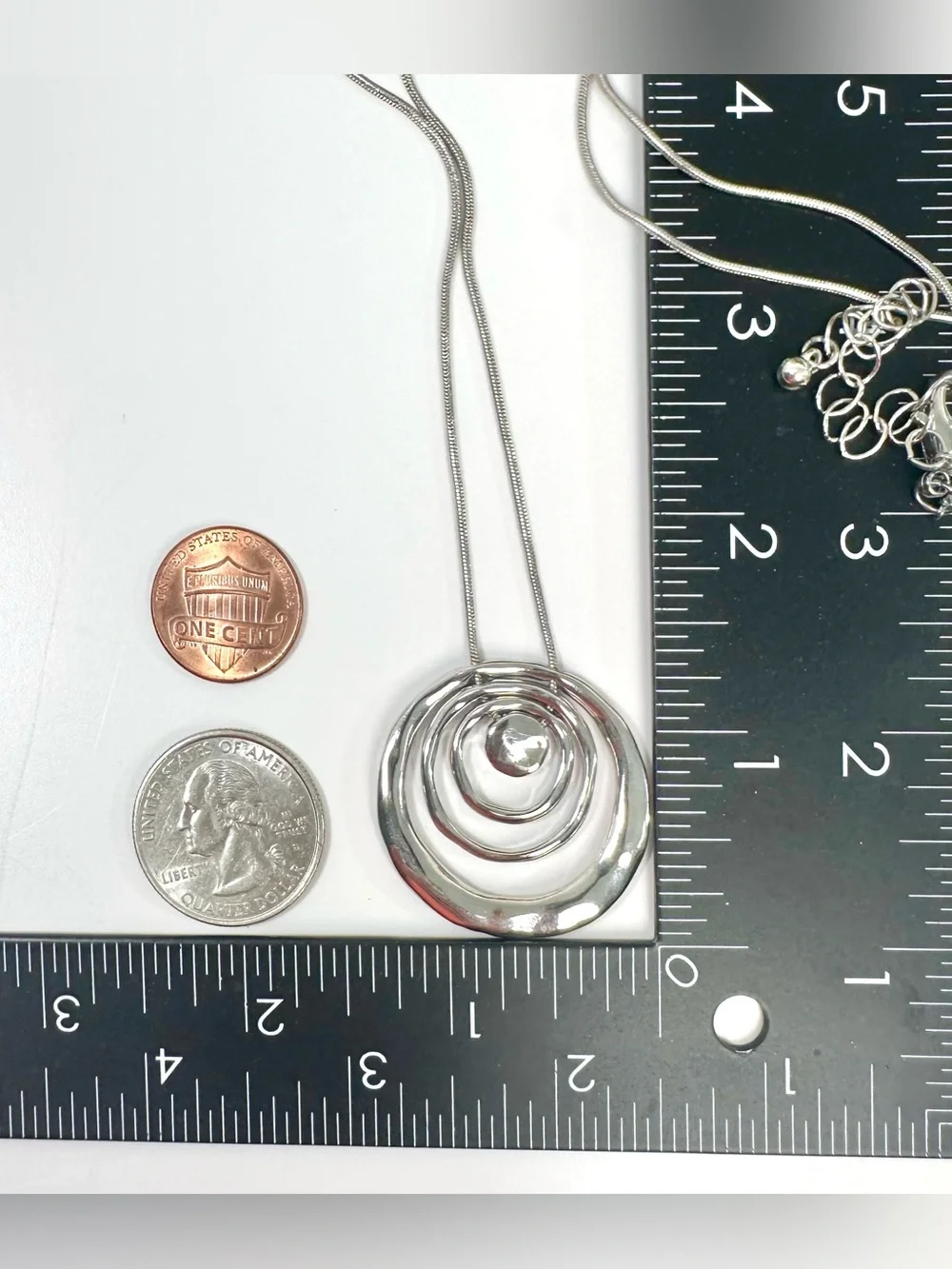 🤍 Silver Tone Concentric Circles Pendant Necklace
